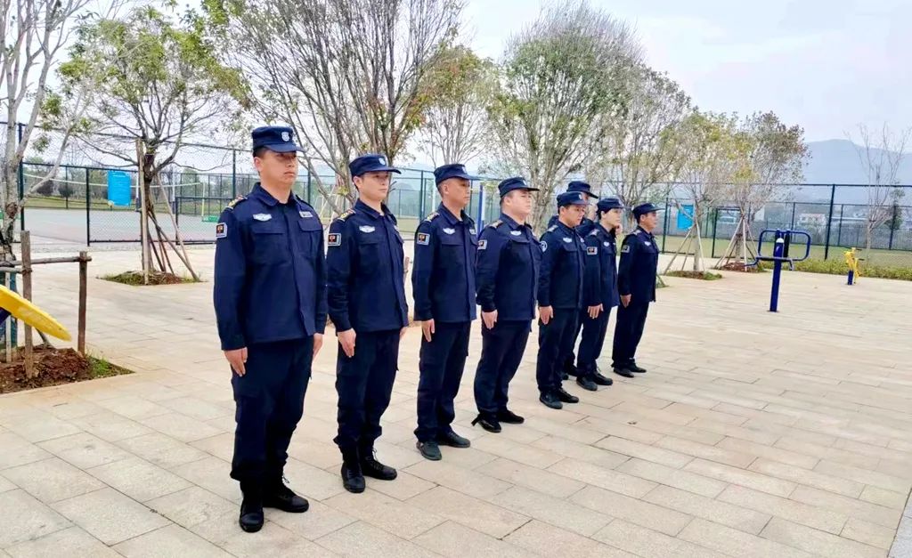 向军人致敬