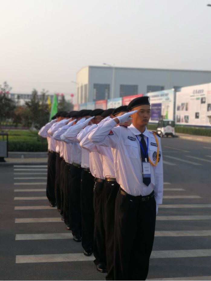 向军人致敬
