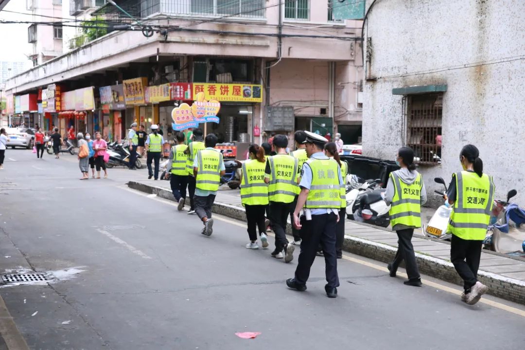交通义警队授旗成立 交通义警队授旗成立
